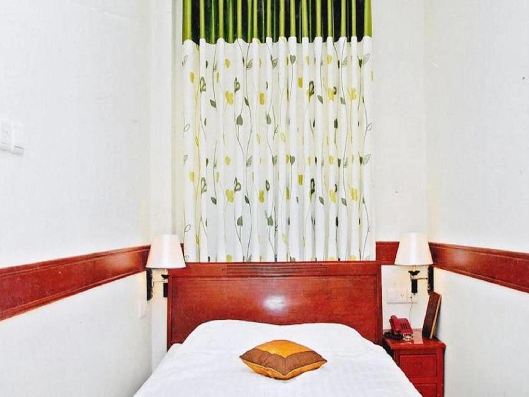 Hoang Thanh Thuy Airport Hotel 1 - Gan Am Thuc Dem Cho Hoang Hoa Tham Cidade de Ho Chi Minh Exterior foto